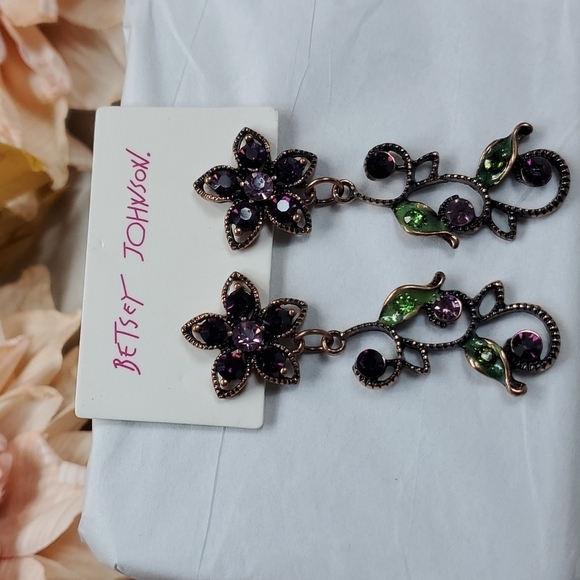 BETSEY JOHNSON PURPLE FLOWER EARRINGS - Picture 4 of 6